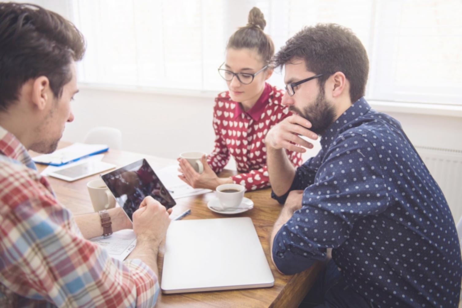 Sesión de planificación financiera con herramientas digitales